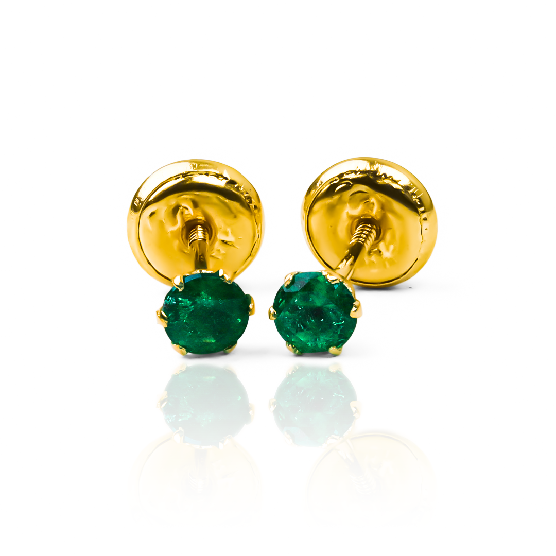 Descubre la elegancia eterna de los Topitos Esmeraldas 3.25 mm, fabricados en Oro 18K por Joyería Caracas. Con una garantía para toda la vida, adorna tu estilo con estas piezas exclusivas y sofisticadas. Un lujo que durará para siempre.