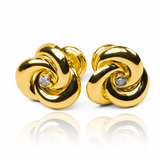 Eleva tu estilo con los Topitos Espiral XL centro de cristal. Con acabados en Oro 18K y la elegancia de Joyería Caracas, esta pieza es una inversión en tu belleza que viene con garantía para toda la vida. Luce exclusiva y sofisticada con esta joya que es más que un accesorio, es una obra de arte.