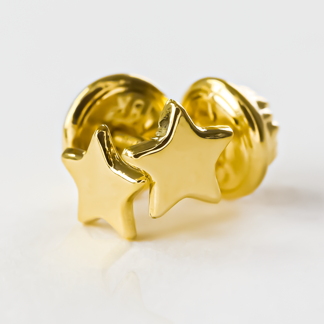 Descubre la belleza de la exclusiva joyería Topitos Estrellas L JT, elaborada con Oro 18K y fabricada por Joyería Caracas. Con garantía de por vida, esta joya es imprescindible para cualquier colección elegante y refinada. Disfruta de la calidad y la clase que solo Topitos Estrellas L JT puede ofrecer.