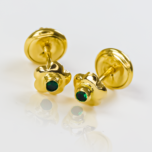 Exquisita joya de oro 18K, Topitos Flor 5 pétalos MINI en un centro de cristal verde que inspira elegancia y sofisticación. De la prestigiosa Joyería Caracas, con garantía de por vida. Una pieza única para lucir con estilo y distinción.