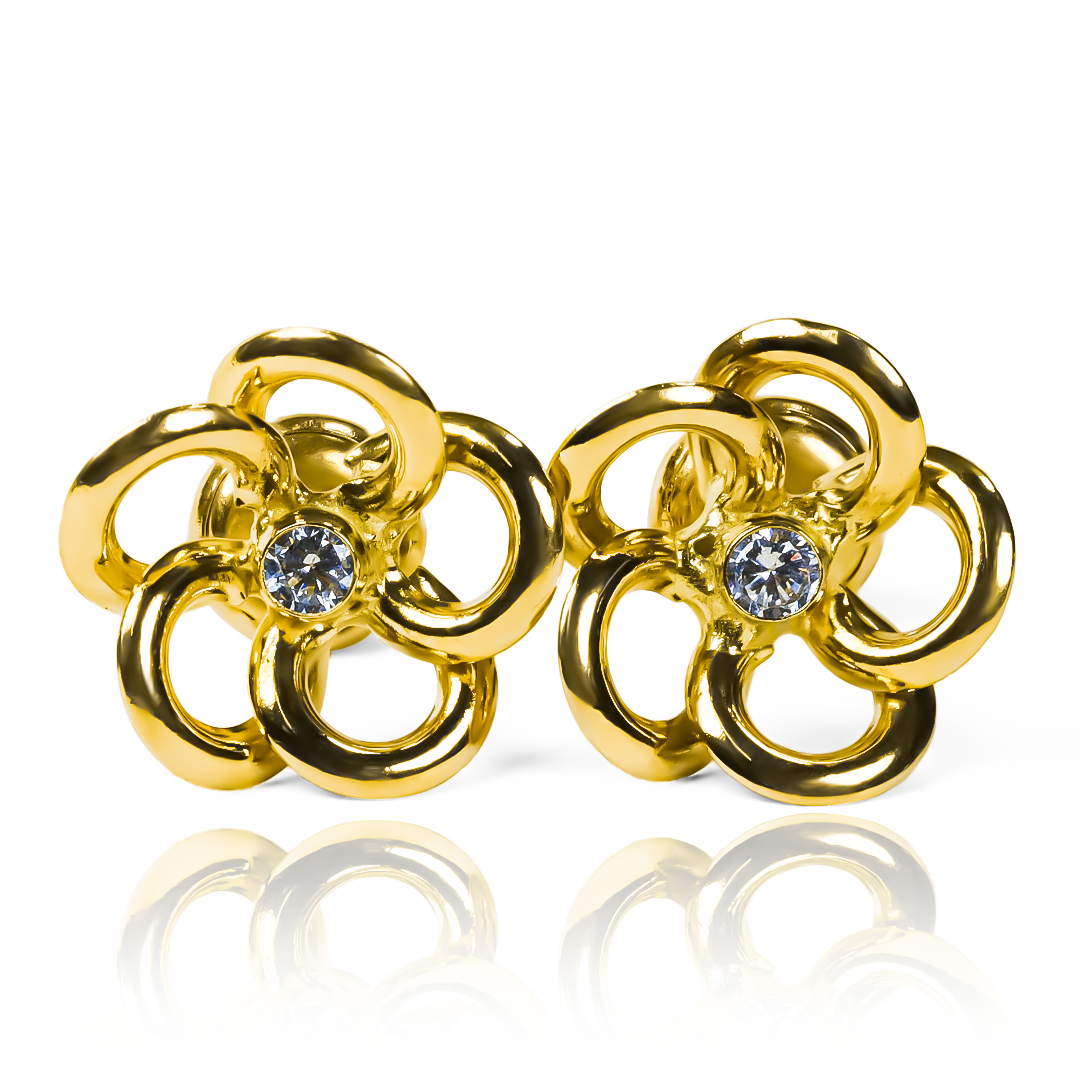 Súmate a la elegancia y el lujo con nuestros Topitos Flor 5 pétalos centro cristal de Oro 18K. Con la garantía de Joyería Caracas para toda la vida, esta pieza te hará lucir exclusiva en cualquier ocasión. Un toque de arte y sofisticación en tu atuendo.