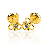 Topitos de flor calada con 3 pétalos en oro 18K. Confeccionados por Joyería Caracas y respaldados por nuestra garantía de por vida, son la elección perfecta para resaltar tu estilo sofisticado.