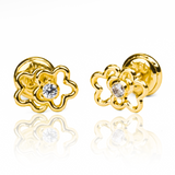 Lleve la elegancia a un nivel superior con nuestro topitos de flor calada gemela, adornado con un centro de cristal. Hecho con oro 18K y respaldado por nuestra garantía de por vida, esta joyería de Caracas es un símbolo de lujo y durabilidad. Adorne su colección con esta pieza exclusiva.