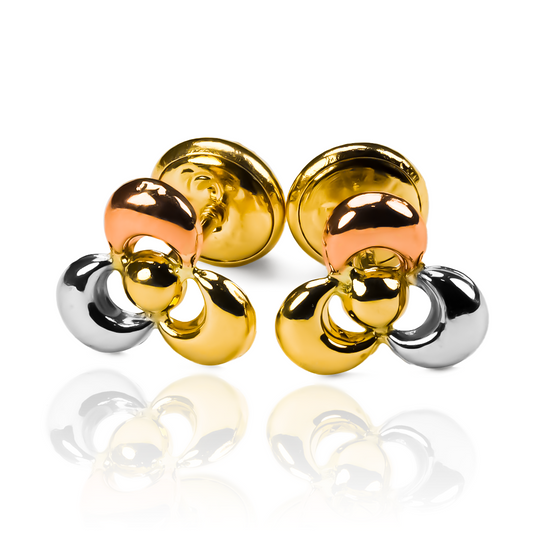 Descubra la elegancia y la exclusividad con los Topitos Flor de loto media luna 3 oros de Joyería Caracas. Estos impresionantes pendientes están elaborados con oro de 18K y vienen con una garantía de por vida, asegurando su durabilidad y belleza eternas. Renueve su estilo con este toque de lujo.