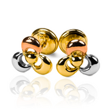 Descubra la elegancia y la exclusividad con los Topitos Flor de loto media luna 3 oros de Joyería Caracas. Estos impresionantes pendientes están elaborados con oro de 18K y vienen con una garantía de por vida, asegurando su durabilidad y belleza eternas. Renueve su estilo con este toque de lujo.