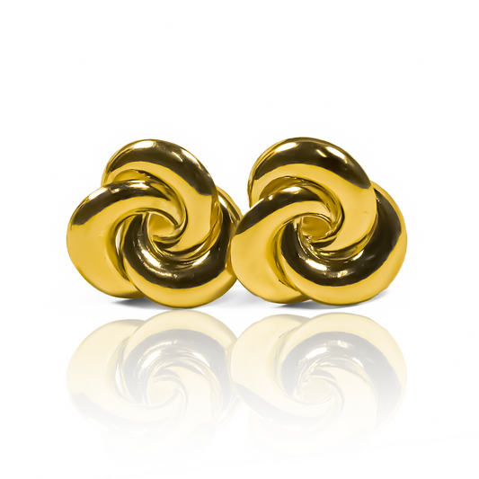 Descubra la elegancia y el lujo con nuestros Topitos Flor espiral soplada L, hechos con oro de 18K y diseñados por Joyería Caracas. Con garantía para toda la vida, estos topitos son una adición atemporal a su colección de joyas. Experimente la exclusividad y la sofisticación con cada giro de su espiral.