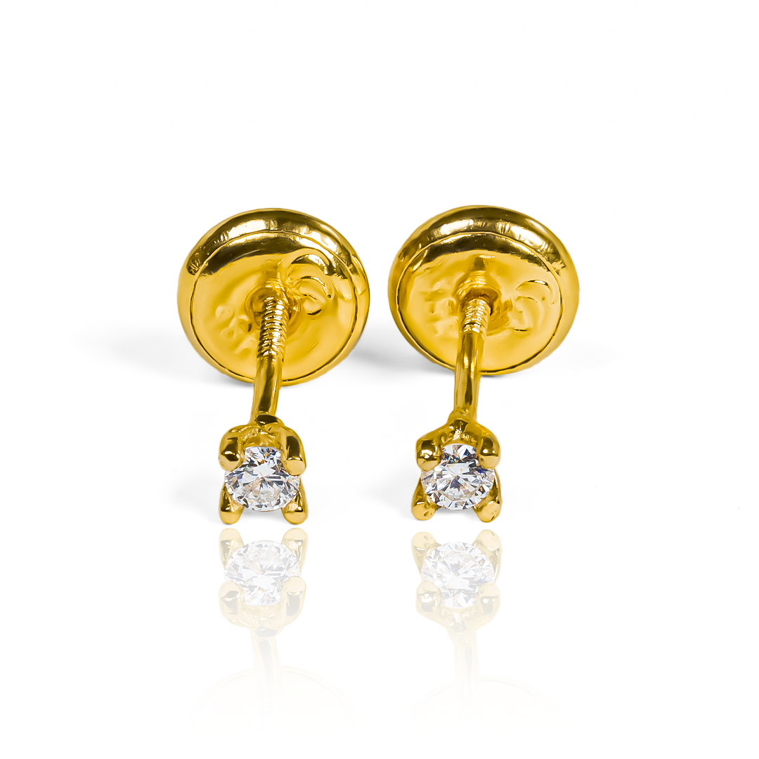 Descubre la elegancia de los Topitos Gema #2 Diamantes en Oro 18K. Hechos por Joyería Caracas y con una garantía para toda la vida, estos topitos son una verdadera joya que te acompañará siempre. Disfruta de su belleza y sofisticación, una inversión exclusiva para ti.