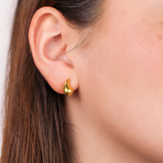 Oreja de mujer con topito en forma de gota en oro amarillo de 18 quilates, hechos en Joyería Caracas. 