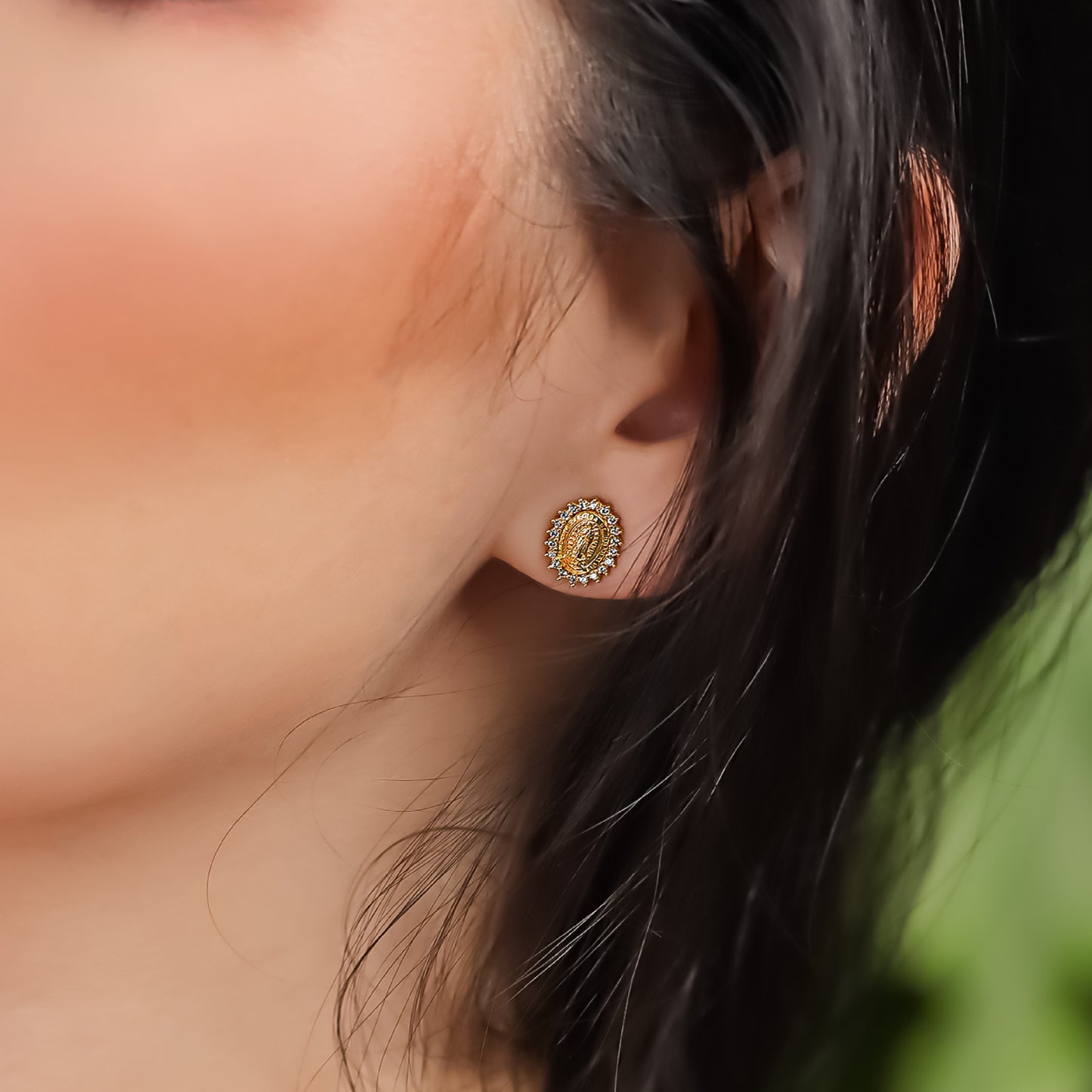 Luce tu mejor estilo con los elegantes Topitos Guadalupe Cristales S, joyería Caracas de oro 18K. Con garantía de por vida, podrás lucirlos en cualquier ocasión y estar segura de su calidad y durabilidad. Una inversión en belleza y exclusividad.