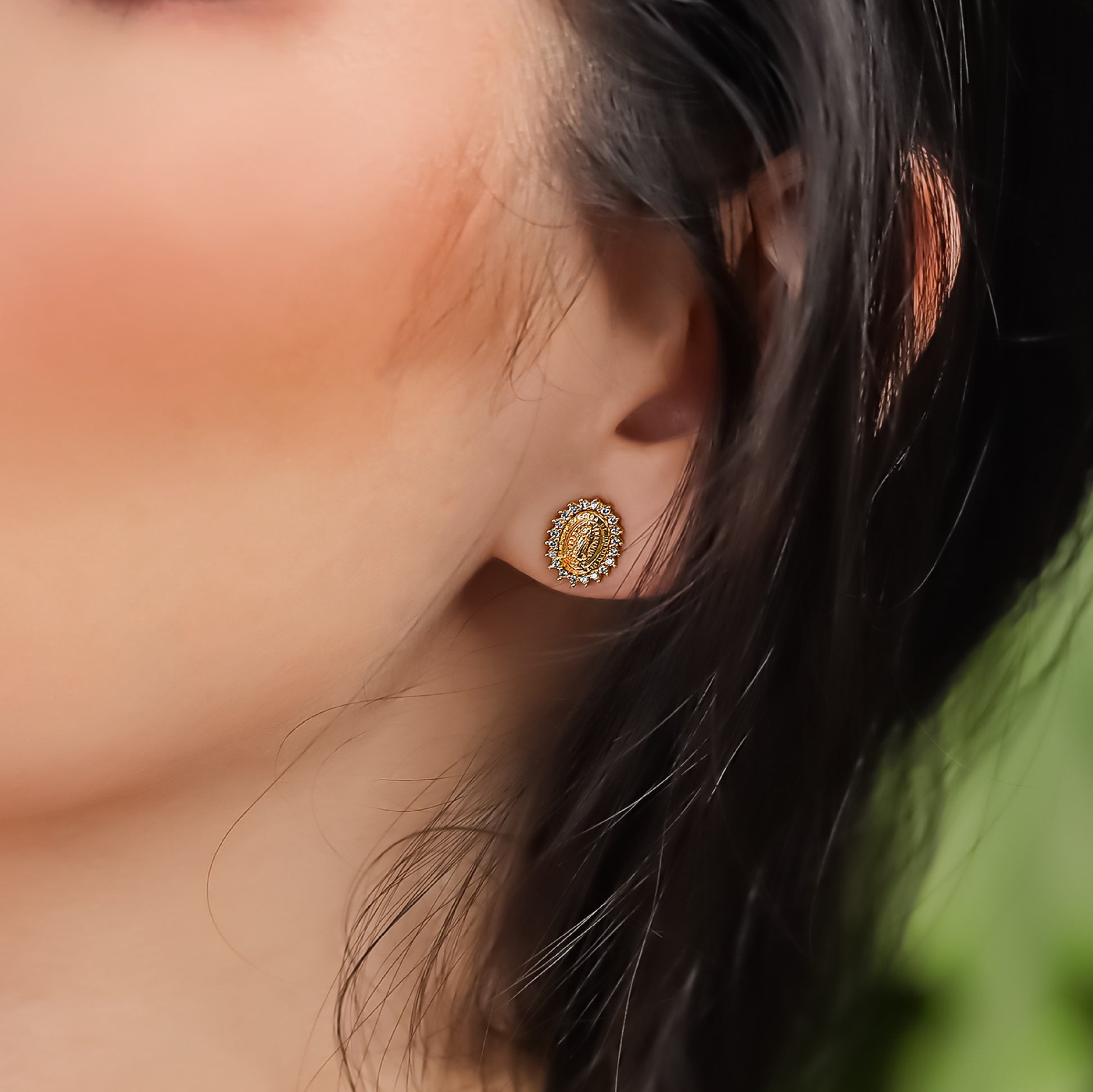 Luce tu mejor estilo con los elegantes Topitos Guadalupe Cristales S, joyería Caracas de oro 18K. Con garantía de por vida, podrás lucirlos en cualquier ocasión y estar segura de su calidad y durabilidad. Una inversión en belleza y exclusividad.