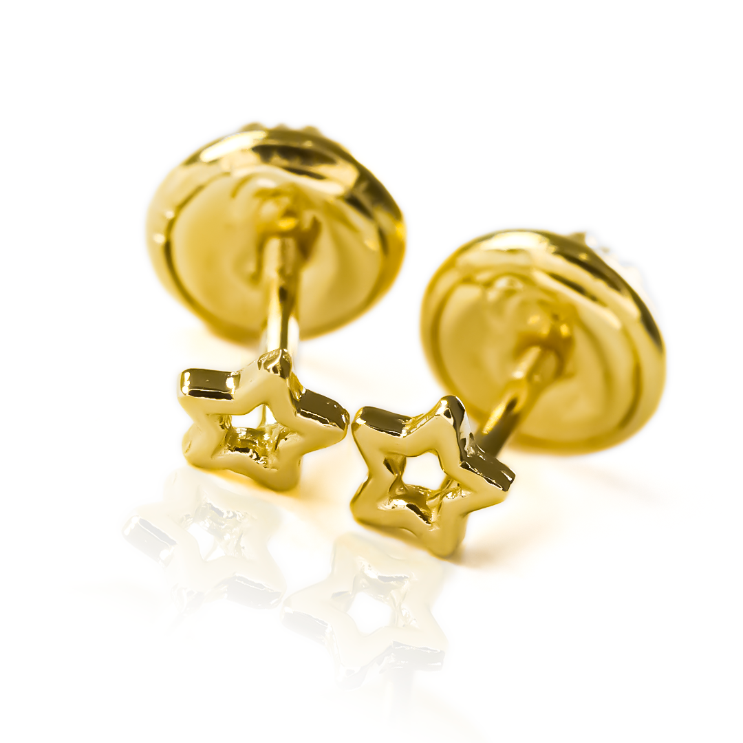 Topitos Mini estrellas SS con detalles en oro de 18K, una pieza de joyería premium de Joyería Caracas con garantía de por vida. Agrega un toque de elegancia y lujo a tu look con este exclusivo accesorio.