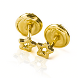 Topitos Mini estrellas SS con detalles en oro de 18K, una pieza de joyería premium de Joyería Caracas con garantía de por vida. Agrega un toque de elegancia y lujo a tu look con este exclusivo accesorio.