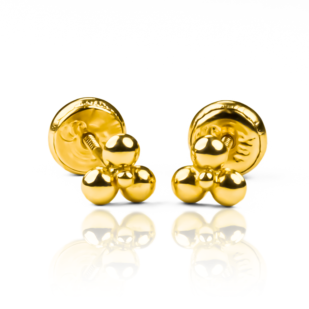 Topitos Mini flor de loto liso. Hechos con oro de 18K y diseñados por Joyería Caracas, estos topitos agregan un toque de lujo a cualquier atuendo. Con garantía de por vida, son una inversión que durará para siempre.