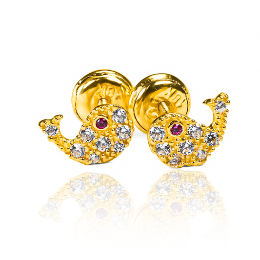Introducing Topitos Moby dick cristales, la joya que brilla con la elegancia del oro 18K y la calidad de Joyería Caracas. Lleva tu estilo al siguiente nivel con estos topitos exclusivos y recibe garantía para toda la vida. Haz que tu look sea digno de un cuento de hadas con estos cristales preciosos.