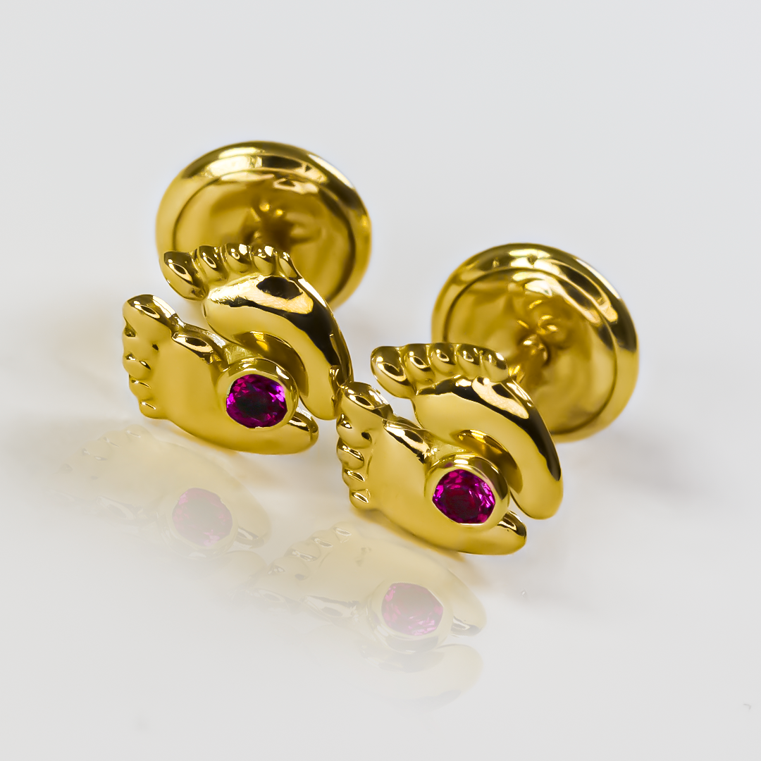 Descubre la elegancia y el lujo con Topitos Pies descalzos piedra S Red. Con su acabado en oro de 18K y su delicada joyería de Caracas, esta pieza es un verdadero tesoro. Y lo mejor de todo, ¡la garantía para toda la vida asegura que seguirá siendo así para siempre!