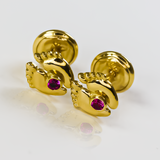 Descubre la elegancia y el lujo con Topitos Pies descalzos piedra S Red. Con su acabado en oro de 18K y su delicada joyería de Caracas, esta pieza es un verdadero tesoro. Y lo mejor de todo, ¡la garantía para toda la vida asegura que seguirá siendo así para siempre!