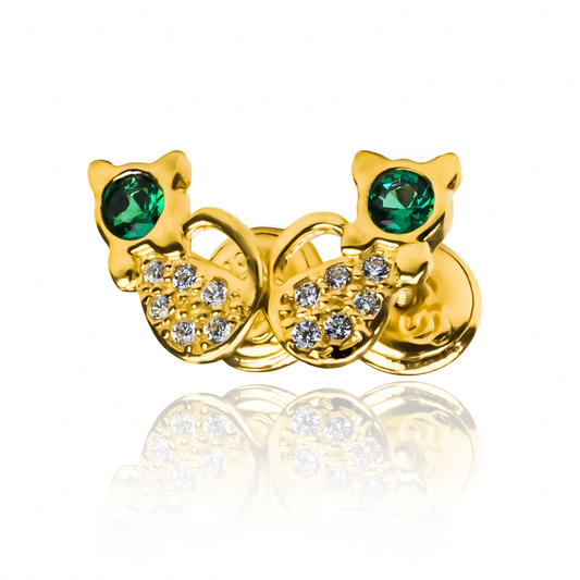 Con Topitos Special CAT green, lleva la elegancia al siguiente nivel con el acabado en oro 18K y el sello de calidad de Joyería Caracas. Además, disfruta de una garantía para toda la vida, asegurando la exclusividad y perfección en cada detalle. Descubre tu estilo único con Topitos Special CAT green.