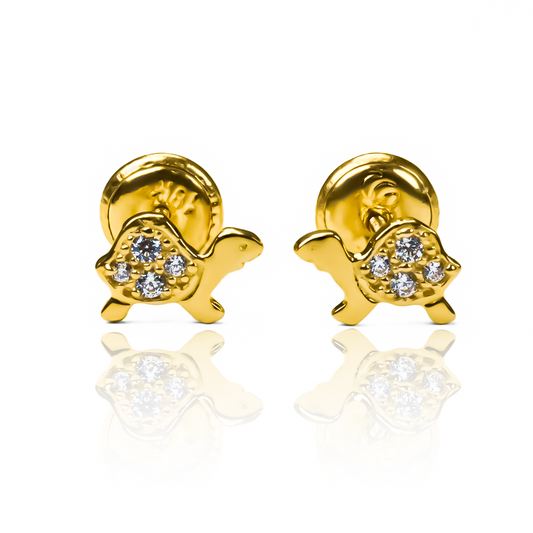 Disfruta de la elegancia y exclusividad con los Topitos Tortugas cristales. Hechos de oro 18K y creados por la prestigiosa Joyería Caracas, estos topitos te aseguran una garantía para toda la vida. Sumérgete en el mundo de la alta joyería y brilla con estos cristales únicos.