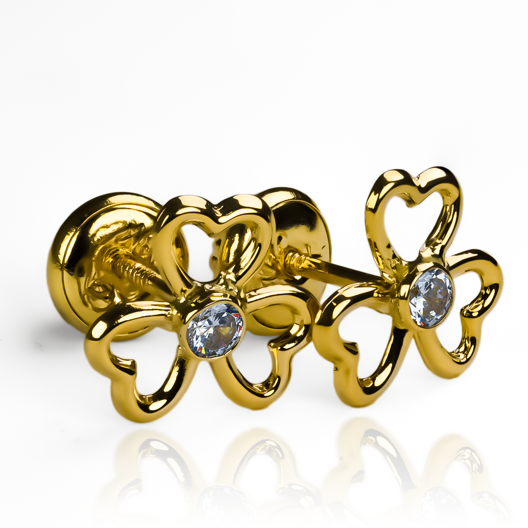 Encantará su corazón con los Topitos Trébol de corazones, joyas Caracas en Oro 18K con garantía de por vida. La combinación perfecta de elegancia y durabilidad para un regalo que perdura para siempre. Un símbolo de amor eterno en su joyero.