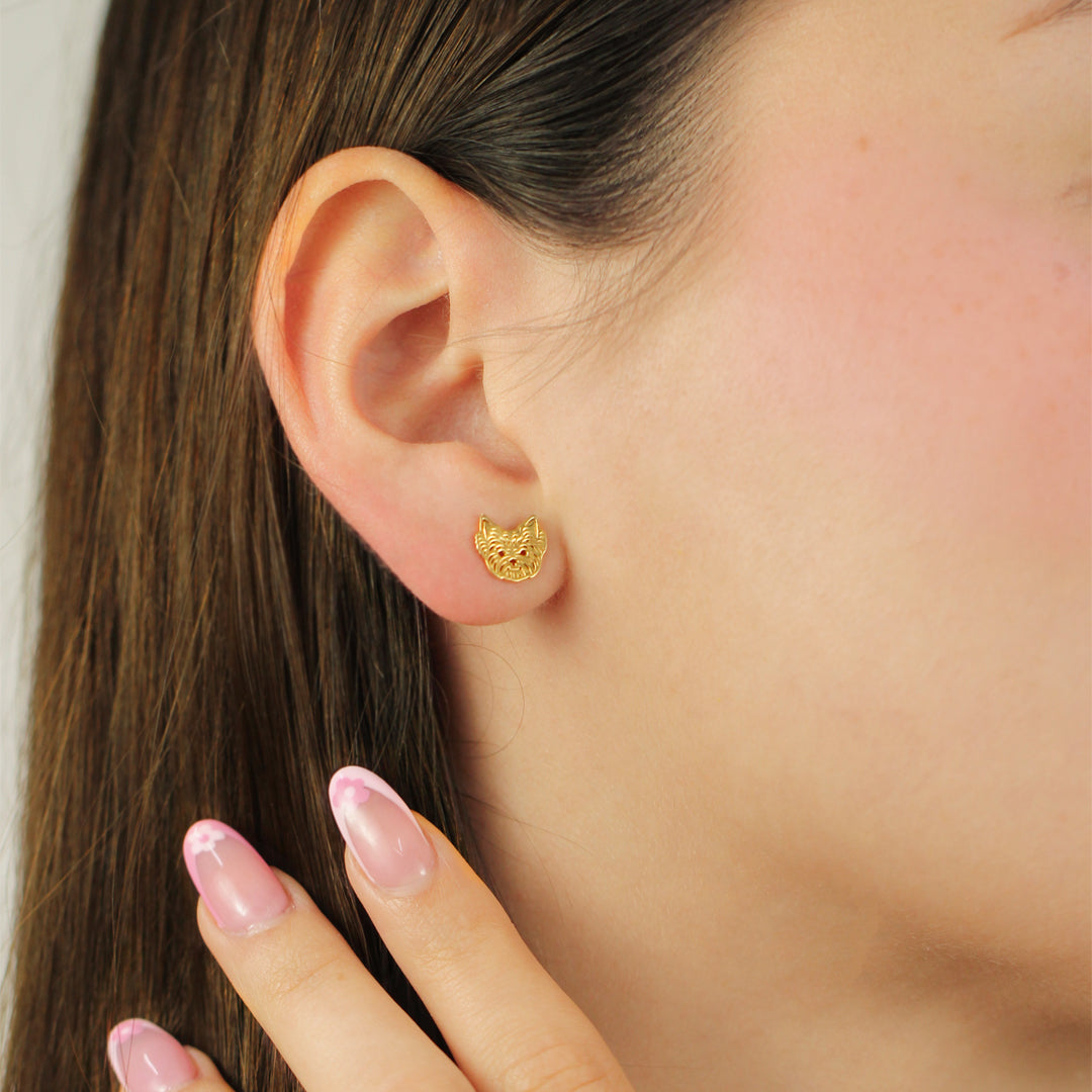 Oreja de mujer con topito de perrito Yorkie en oro amarillo de 18 quilates, hechos en Joyería Caracas. 