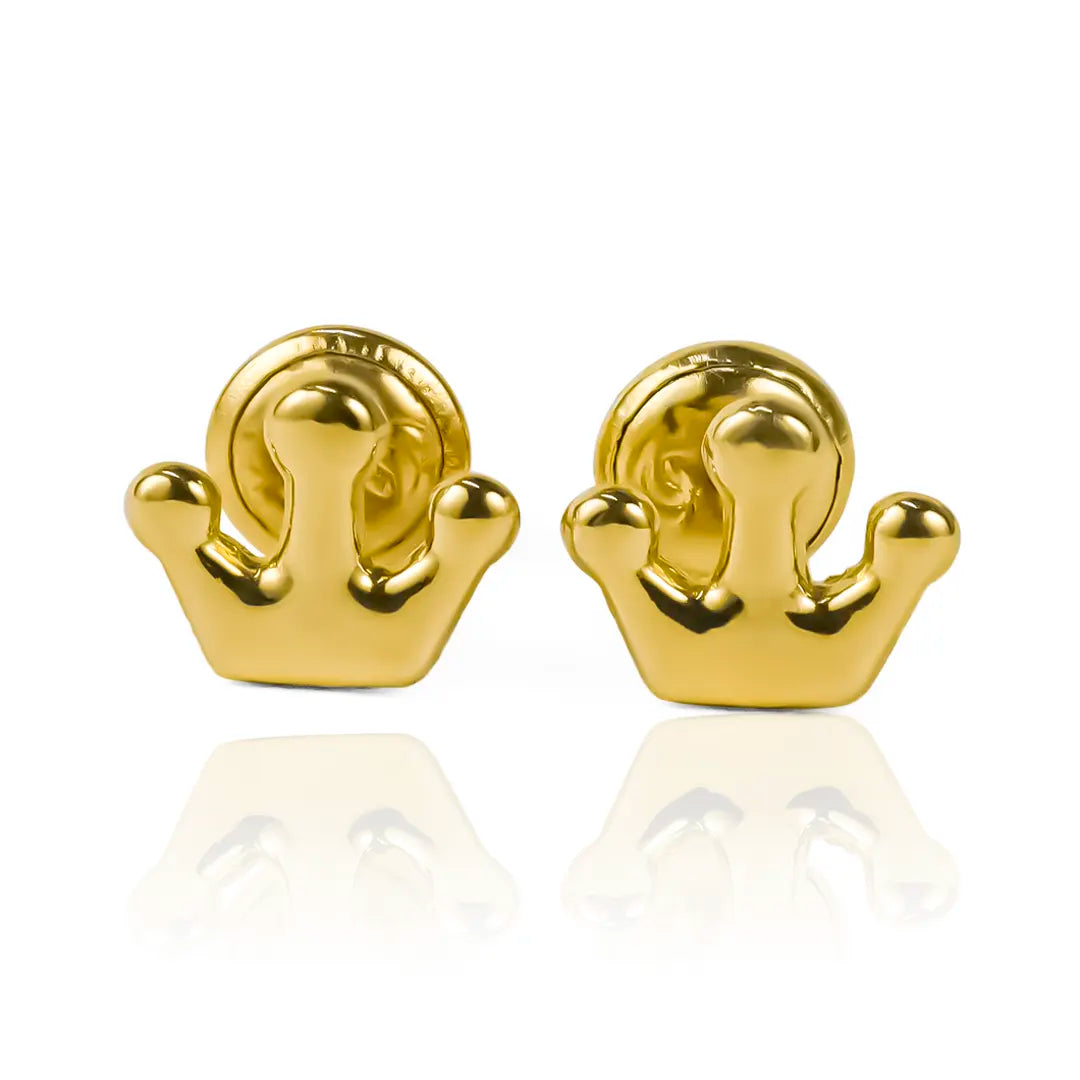 Topitos Corona T, una joya de oro 18k diseñada por Joyería Caracas. Con garantía para toda la vida, esta pieza se convierte en una inversión de lujo que supera las tendencias del momento.
