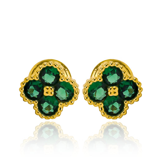 Topitos trébol 4 hojas M están hechos con oro de 18k de Joyería Caracas. Una pieza de alta calidad que refleja tu buen gusto y suerte.