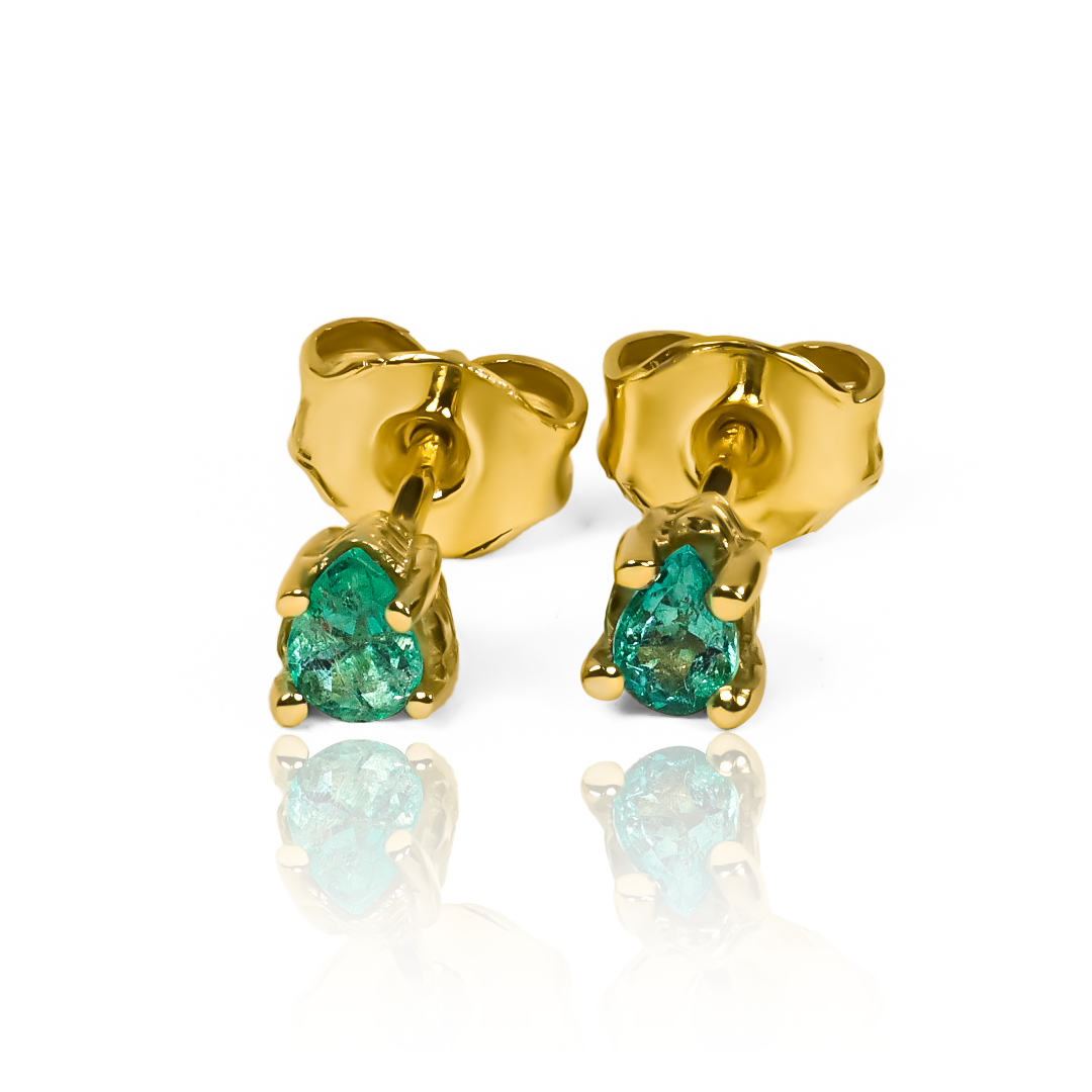 Aretes Topo esmeralda Gota JC (pieza única). Confeccionados en Oro 18K y creados por la prestigiosa Joyería Caracas, estos aretes son una verdadera obra de arte. Además, cuentan con garantía para toda la vida, asegurando su durabilidad y calidad.