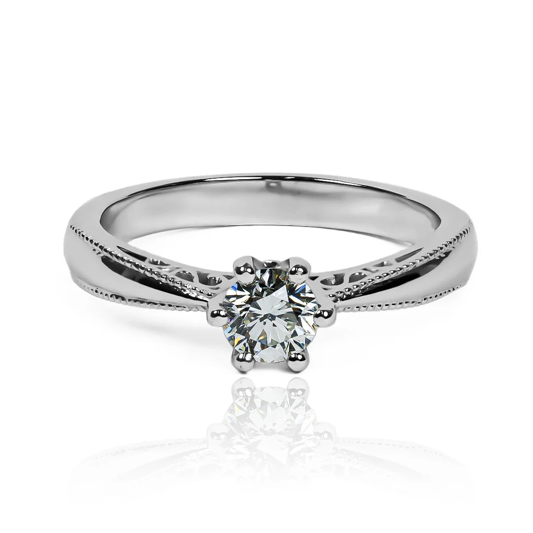 Anillo de compromiso White Tradition con diamante CJP. Hecho en Joyería Caracas con oro 18k y certificado de calidad, brindando una vida de garantía. 