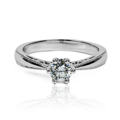 Anillo White Tradition - Diamond CJP. Fabricado por Joyería Caracas en oro 18k y cuenta con certificado de calidad y garantía de por vida.