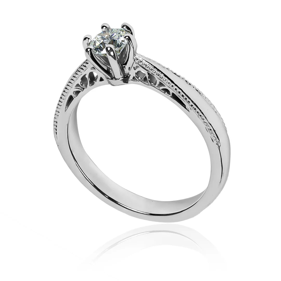 Anillo de compromiso White Tradition con diamante CJP. Hecho en Joyería Caracas con oro 18k y certificado de calidad, brindando una vida de garantía. 