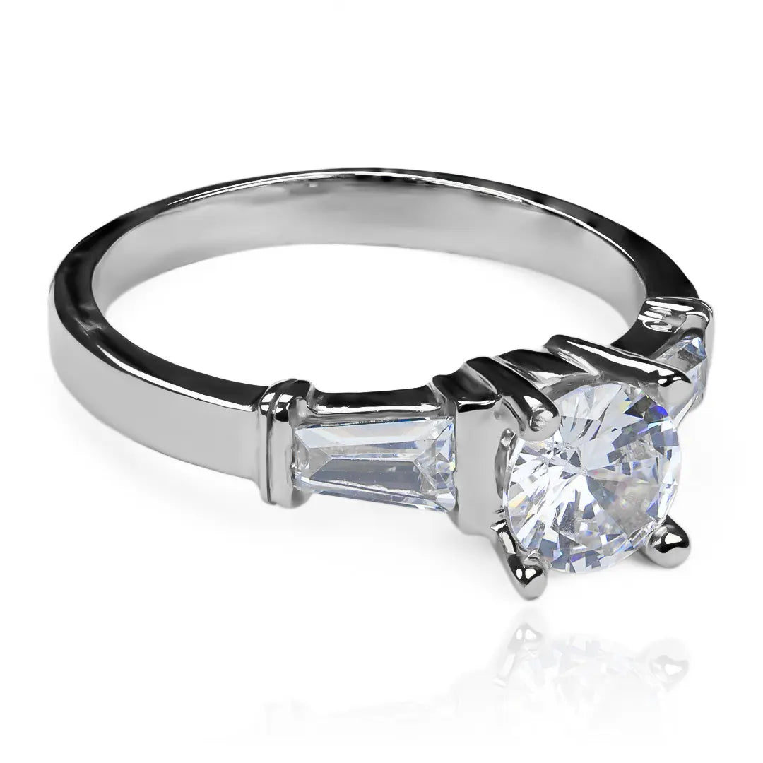 Anillo de compromiso trapezoide de Joyería Caracas. Hecho de oro 18k, cuenta con un certificado de calidad y garantía de por vida.