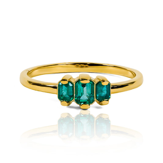 Anillo Trilogy Emerald Baguette, fabricado en oro 18k por Joyería Caracas, cuenta con certificado de calidad y garantía de por vida.
