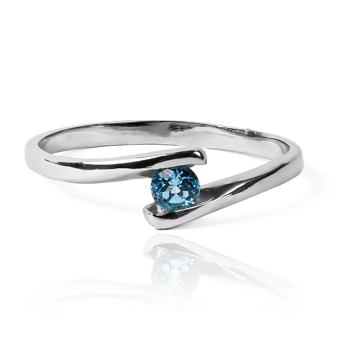 Anillo de compromiso wave en tono azul cielo fabricado en Joyería Caracas. Confeccionado en oro de 18 k, viene con un certificado de calidad y garantía de por vida.