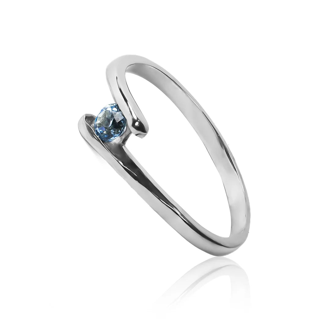 Anillo de compromiso wave en tono azul cielo fabricado en Joyería Caracas. Confeccionado en oro de 18 k, viene con un certificado de calidad y garantía de por vida.