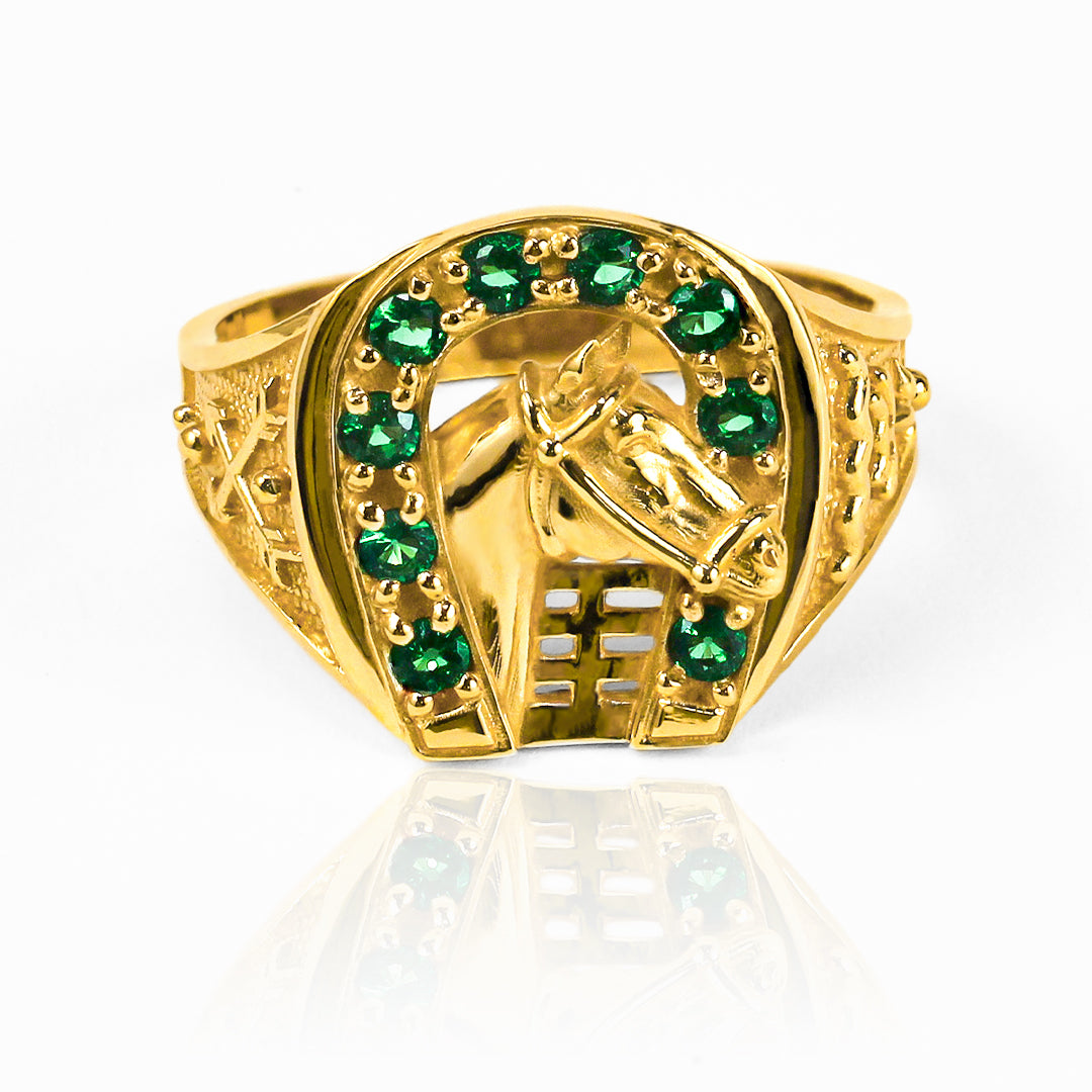 Anillo Caballo herradura de Joyería Caracas está diseñado en oro 18k, asegurando una calidad y elegancia duradera. Con un diseño clásico en forma de herradura.