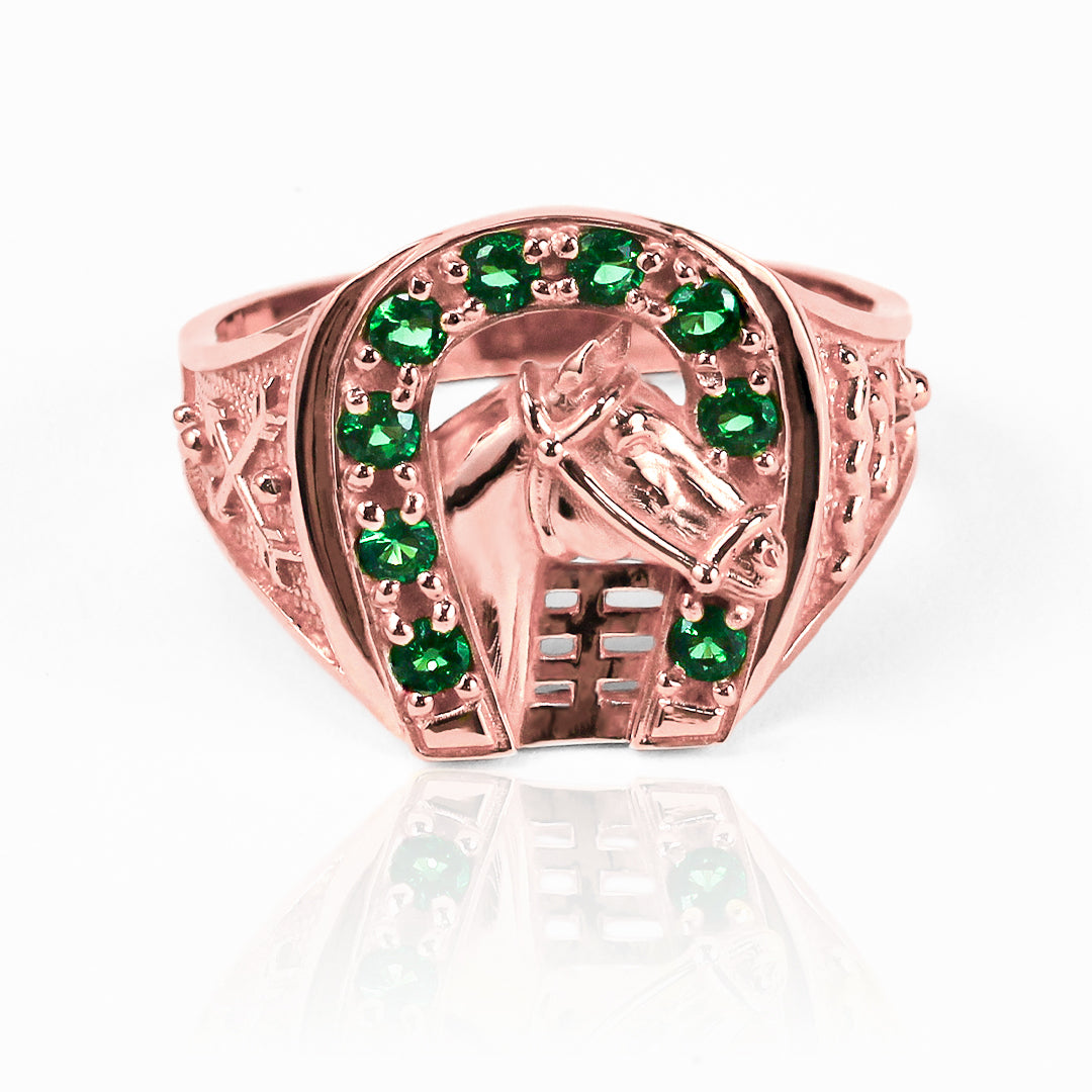 Anillo Caballo herradura de Joyería Caracas está diseñado en oro 18k, asegurando una calidad y elegancia duradera. Con un diseño clásico en forma de herradura.