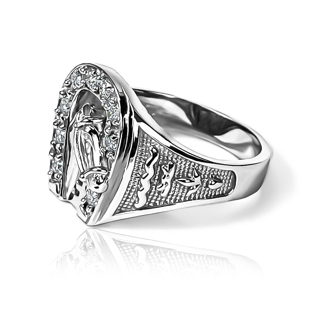 Anillo Caballo herradura de Joyería Caracas está diseñado en oro 18k, asegurando una calidad y elegancia duradera. Con un diseño clásico en forma de herradura.