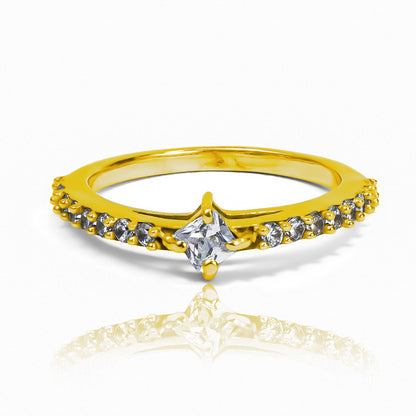 Anillo de compromiso class selection. Hecho con oro 18k y certificado de calidad, este joya de Joyería Caracas es una promesa de por vida. 
