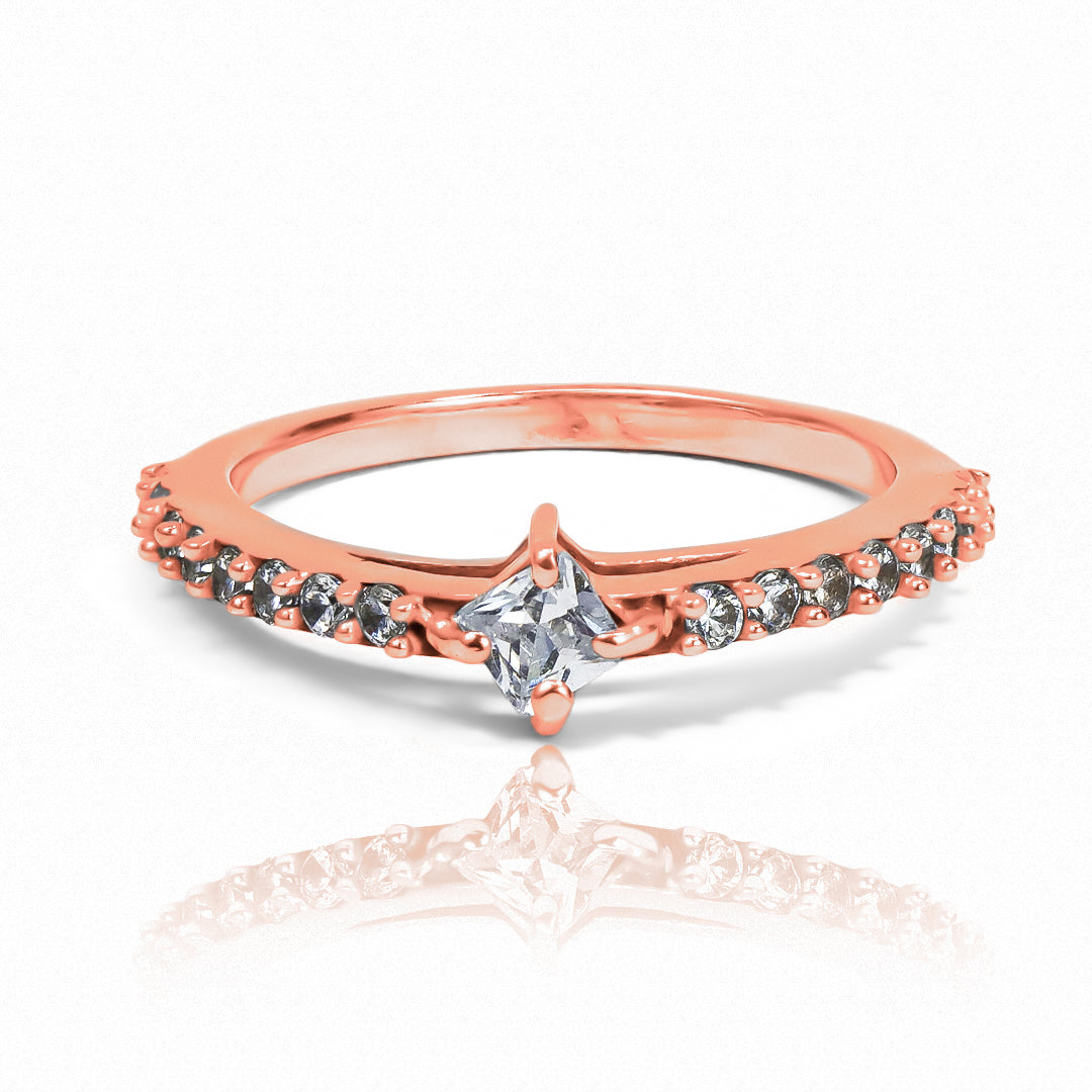 Anillo de compromiso class selection. Hecho con oro 18k y certificado de calidad, este joya de Joyería Caracas es una promesa de por vida. 
