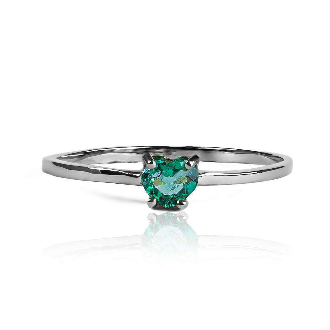 Anillo classic heart - emerald. Confeccionado en oro de 18k, en Joyería Caracas, viene con un certificado de autenticidad y garantía de por vida.