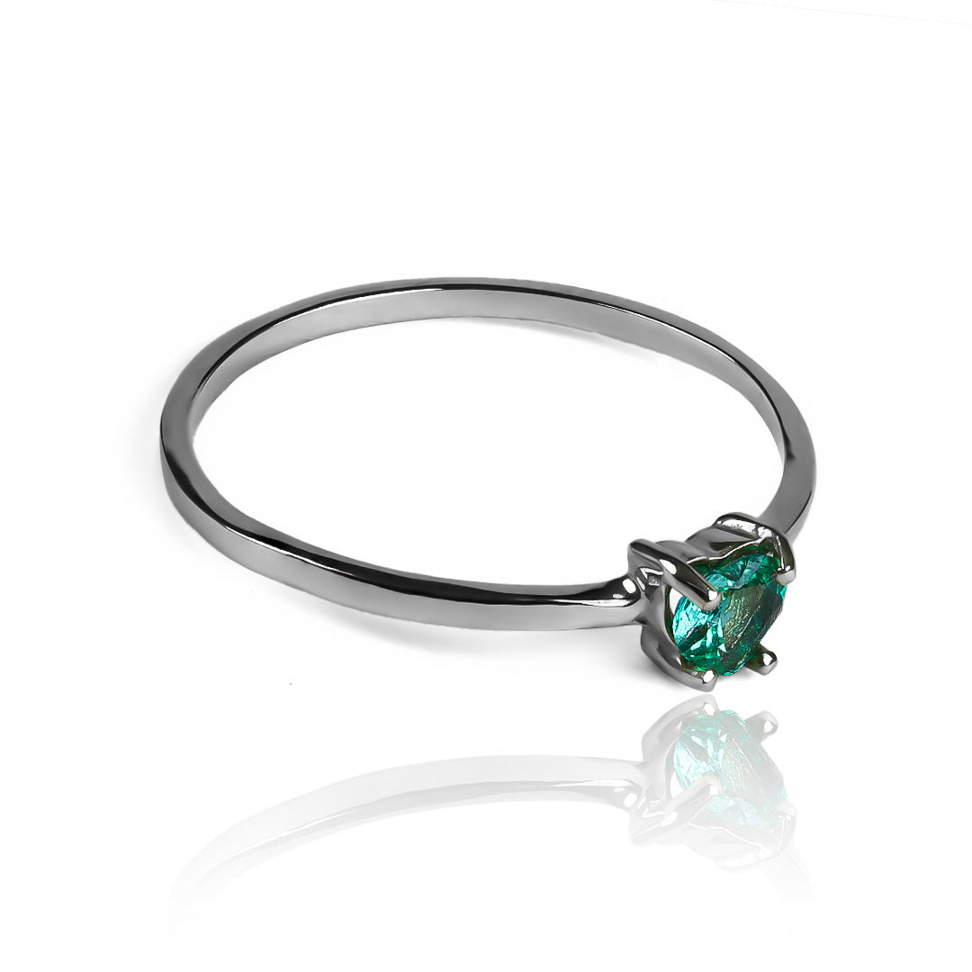 Anillo classic heart - emerald. Confeccionado en oro de 18k, en Joyería Caracas, viene con un certificado de autenticidad y garantía de por vida.
