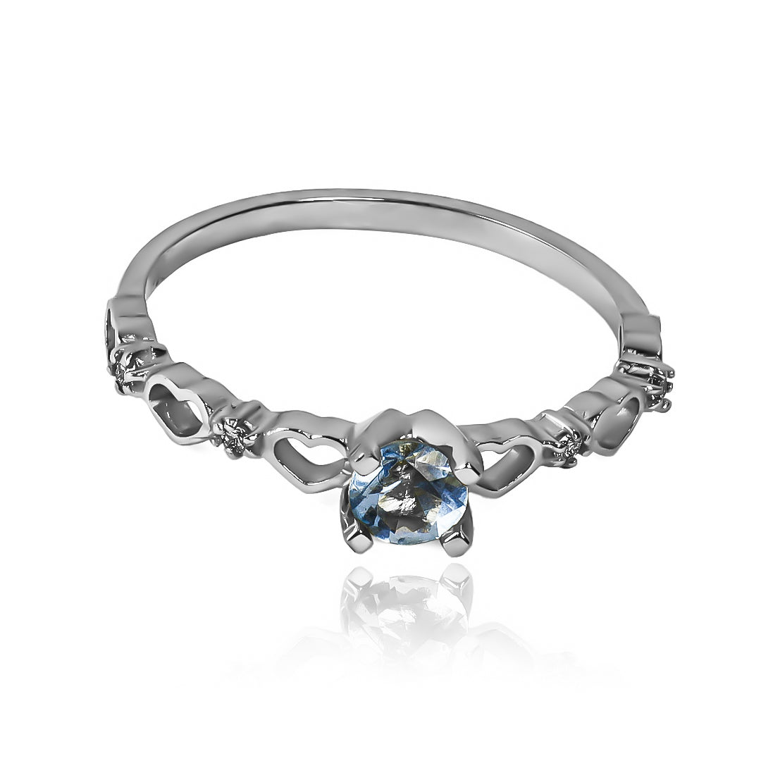 Anillo de compromiso con el corazón de topacio es la elección ideal. Fabricado en nuestra Joyería Caracas con oro de 18k y viene con garantía de por vida.