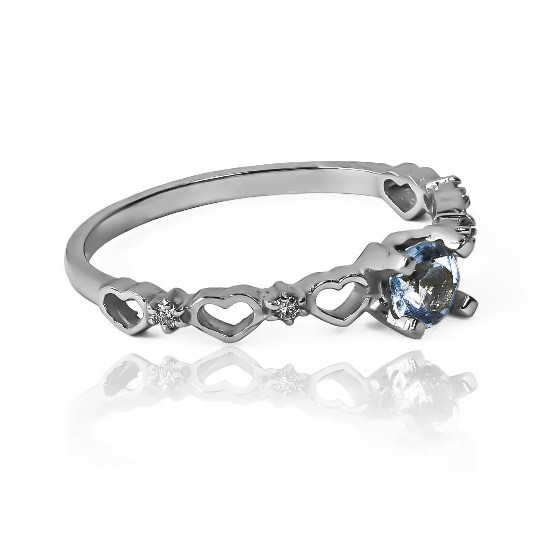 Anillo de compromiso con el corazón de topacio es la elección ideal. Fabricado en nuestra Joyería Caracas con oro de 18k y viene con garantía de por vida.