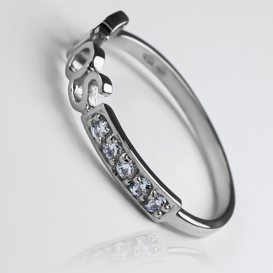 Anillo Dios S, fabricado en oro 18k por Joyería Caracas, cuenta con certificado de calidad y garantía de por vida.