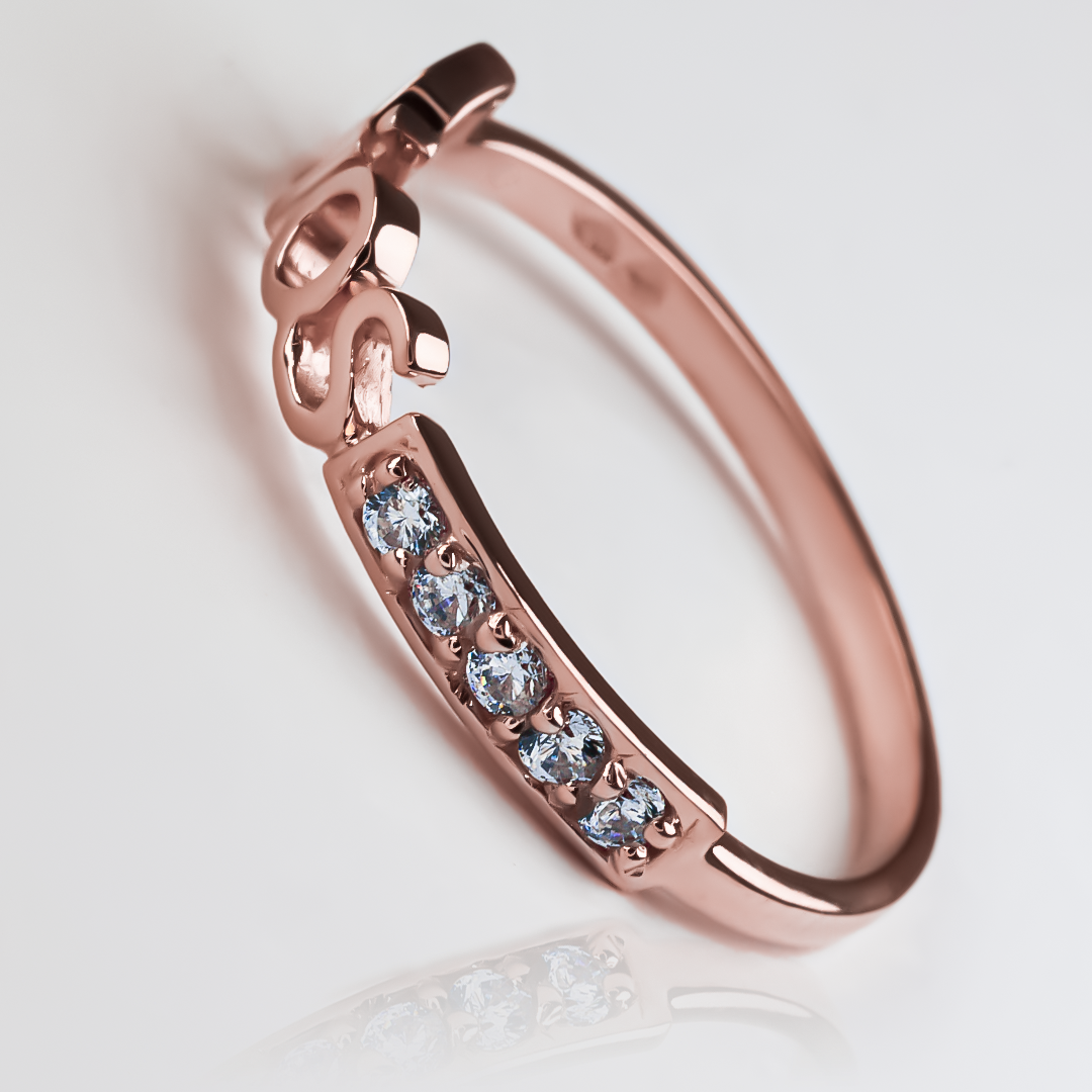 Anillo Dios S, fabricado en oro 18k por Joyería Caracas, cuenta con certificado de calidad y garantía de por vida.