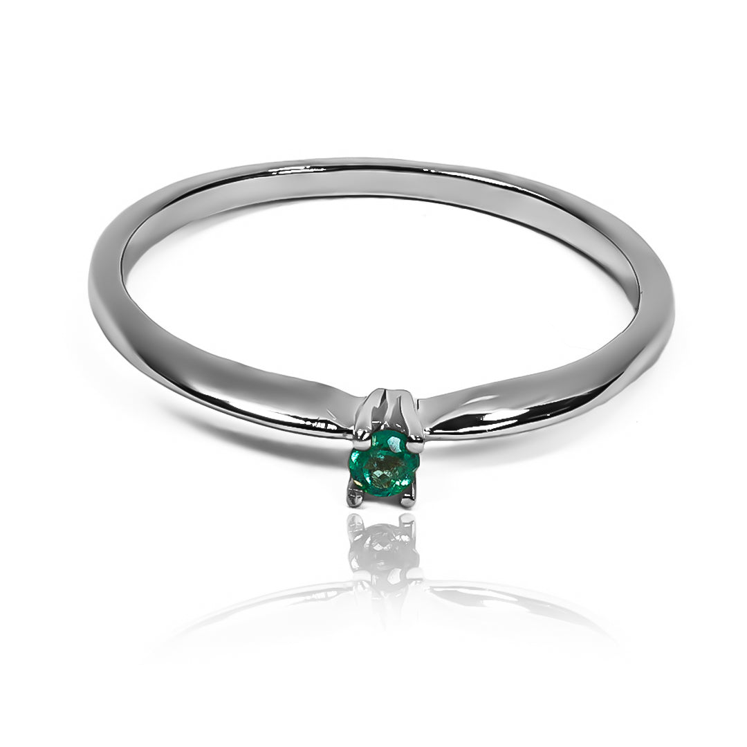 Anillo de compromiso con cortina de esmeralda y oro de 18k de Joyería Caracas. Fabricado con oro de 18k, este anillo cuenta con un certificado de calidad.