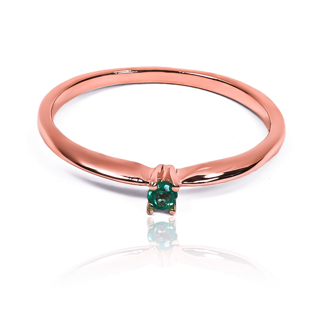 Anillo de compromiso con cortina de esmeralda y oro de 18k de Joyería Caracas. Fabricado con oro de 18k, este anillo cuenta con un certificado de calidad.
