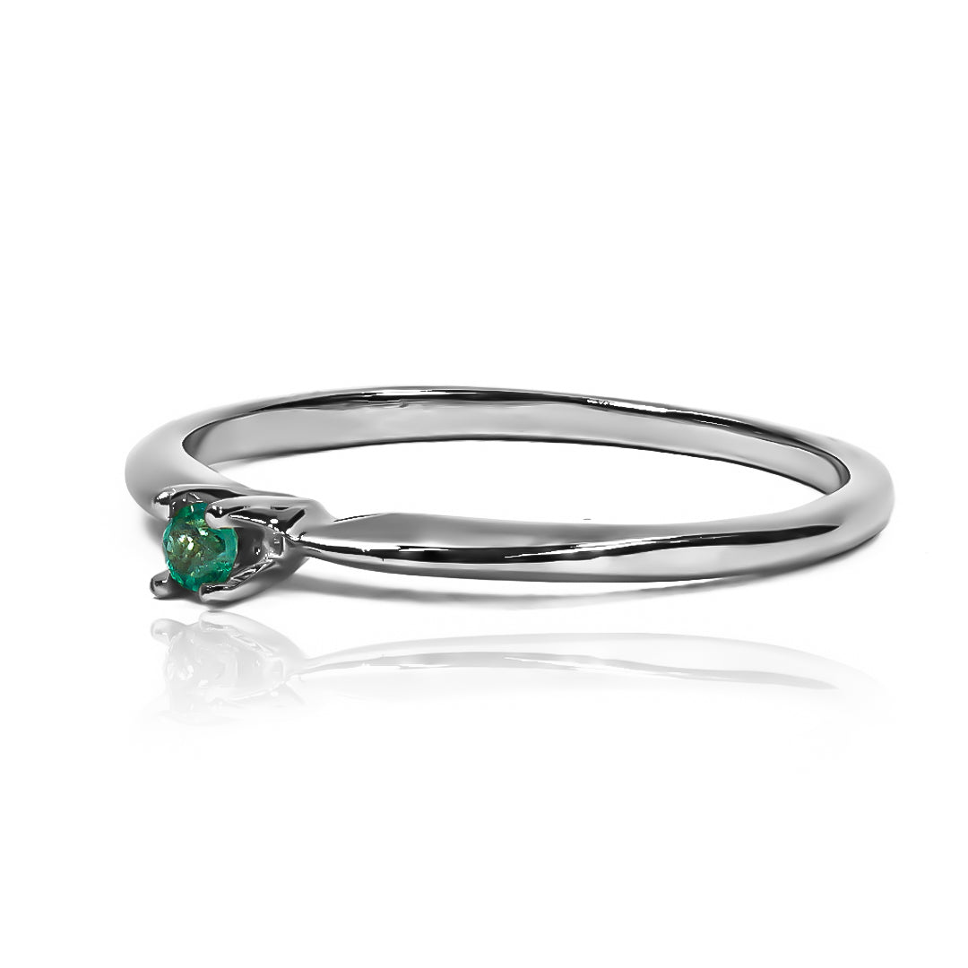 Anillo de compromiso con cortina de esmeralda y oro de 18k de Joyería Caracas. Fabricado con oro de 18k, este anillo cuenta con un certificado de calidad.