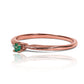 Anillo de compromiso con cortina de esmeralda y oro de 18k de Joyería Caracas. Fabricado con oro de 18k, este anillo cuenta con un certificado de calidad.