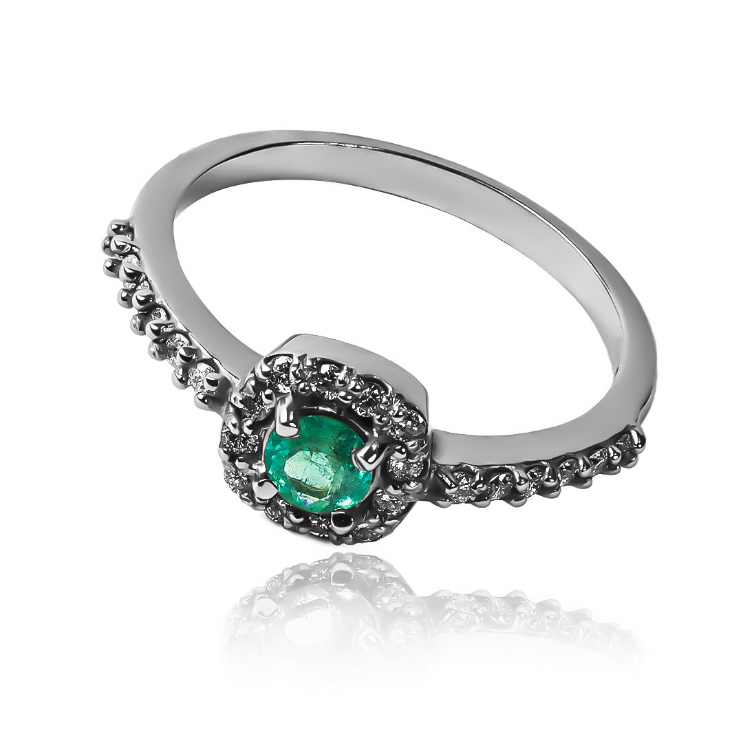 Anillo de compromiso Tian Ring Esmeralda & Diamantes. Fabricado en oro 18k en Joyería Caracas y cuenta con certificado de calidad y garantía de por vida.